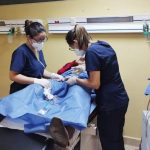 Les piden a regios bañarse al ‘estilo naval’, pero ¿qué es?