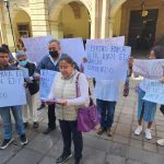 Captan a Cardi B cuando lanza un micrófono a una fan que la agredió en pleno show