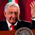 Captan a Cardi B cuando lanza un micrófono a una fan que la agredió en pleno show