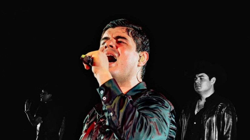 "Alfredo Olivas, leyenda del canto sonorense, anuncia un sorprendente cambio en su trayectoria artística después de un emotivo concierto en la ciudad leonesa"