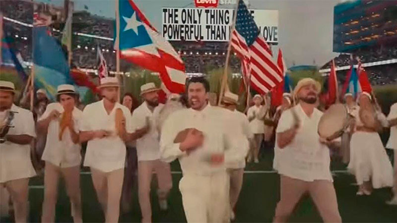 Acompaña Bad Bunny su presentación en el Super Bowl de un mensaje político